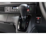 インパネシフトだから視線の移動も少なく足元もスッキリ♪運転席もゆったりしているのでゆとりを持ってドライブできますね!