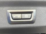 ●電動リアゲート:ワンタッチでリアゲートの開閉ができ、荷物などで両手が塞がっている状態でも簡単に開閉ができる便利機能です。