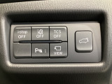 運転席脇のクラスタースイッチ部分にはカメラ切り替えスイッチ、パーキングセンサーその他走行系スイッチを集中配置しております。電動リアゲートスイッチも配置!