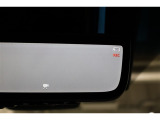 前・後ドラレコ搭載。走行中の前方後方のカメラ映像を電子インナーミラーに挿入したSDカードに録画します。万が一の場合、責任の所在を明確できるのはもちろん、観光などお出かけ先の景色を残しておけます。