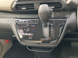 フルオートエアコン搭載。温度設定だけで、車内はいつも快適な空間を維持できます。