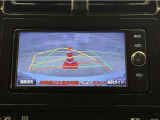 バックガイドモニター付きです。車の後方に小型カメラが付いており、バックする際の後方の様子をモニター上に表示します。