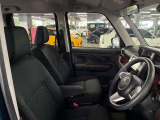 運転席の画像です。足元やシートまわりに余裕があり、リラックスした姿勢で運転が可能です。視界も良好で操作系へのアクセスもしやすく、快適で安心感のあるドライブをサポートします。