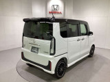 車内は光触媒抗菌消臭施工済です。インパネ周りはスタイリッシュなデザインで機能や装備も充実しています。グローブボックスやカップホルダーのほかにトレーなどたくさんの収納スペースが付いています。