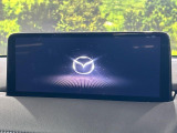 【10.25インチマツダコネクト】車内の雰囲気にマッチした大型ディスプレイ。スマホ接続でのナビ使用やBluetooth再生等、様々な機能が楽しめます。直感的なダイヤル操作が可能で、使い勝手も良好です。