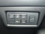 【パーキングセンサー】障害物などが車両に近づいた際に、音と画面表示にてお知らせしてくれます。警告音も段階的に鳴ってくれるので、どのくらいの近さなのか感覚的に察知することが出来ます♪