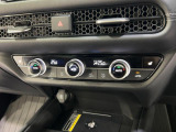 オートエアコンは左右席で独立温度コントロールが可能です。シートヒーター付きで、冷えた車内でもスイッチを押せば数秒で座面と背もたれがあたたかくなります。