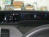横に長く見やすいメーター!!エコ運転支援にもなる燃費計が表示される車両情報ディスプレイ☆各システムの作動状況など、様々な情報を表示します!また、メーター内で各種装備の設定や、車両設定の変更が可能です♪