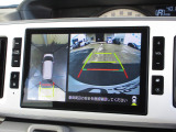 クルマの真上から見ているかのような映像によって、周囲の状況を知ることで、駐車を容易に行うための支援技術です。