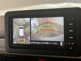 複数のカメラの映像をもとに、クルマを真上から見ているような映像をドライバーに提供し駐車をサポートする機能です。