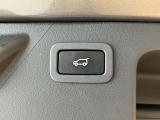 【パワーテールゲート】ボタン操作での自動開閉が可能です。トランクスペースも十分な容量があり、普段使いから長距離まで幅広くお使いになれます。