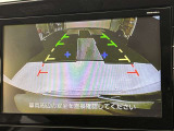 こちらのバックカメラは画面にラインが表示されておりますので、バック時のクルマの進行方向の目安になります。より高いレベルで車庫入れをサポートする、便利な機能ですね。