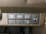 ハンドルの右側にはヘットライトリベライザーとHondaセンシング用のメインスイッチがついています。ヘッドライトリベライザーは道路状況や積荷の加重に応じてライトの高さを調節できます。