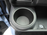 カップホルダーは運転席や助手席からちょうど手の届く位置です!!