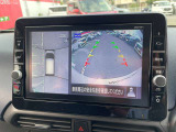 車を真上から見ているように、周囲の状況を把握しながら安心して駐車が行えるアラウンドビューモニター装備!