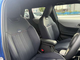 人間工学に基づき設計されたMINIのシートは、ロングドライブでも快適さを維持しつつ、スポーティな走行時には身体をしっかり支え、優れたホールド感と走行安定性を提供します。