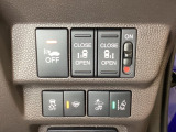 両側電動スライドドアは運転席から操作ができるよう、操作スイッチが付いています。Hondaセンシング用のVSA(ABS+TCS+横滑り抑制)解除と路外逸脱抑制機能などのスイッチがあります。