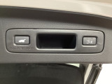 荷物を抱えていてもラクに開け閉め。Hondaスマートキーを持っていれば、開扉だけでなく、閉扉までをハンズフリーで行うことができます
