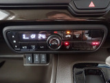 運転席からも手が届きやすく、操作しやすい空調コントロールパネル。オートエアコンなので操作の煩わしさが無くオールシーズン快適にドライブできます。快適空間で運転に集中できますね。