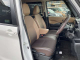 運転席は座り心地が良く快適にドライブをしていただけます。