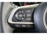 運転中に手を離さなくてもハンズフリー電話や音声認識、オーディオ操作やマルチインフォメーションディスプレイ内の表示切替えが出来るスイッチ付。走行中に視線を逸らさず出来る手元操作は安全運転につながります。