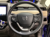ハンドルにHondaセンシング系のクルーズコントロールやレーンキープアシストなどのスイッチと、オーディオの操作スイッチが装備されています。ハンドルから手を離さず安全に操作できます。
