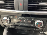 エアコンは温度の設定のみで快適な風量やモードなどを自動調整してくれるフルオートエアコンを装備!
