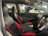 運転席の画像です。足元やシートまわりに余裕があり、リラックスした姿勢で運転が可能です。視界も良好で操作系へのアクセスもしやすく、快適で安心感のあるドライブをサポートします。