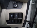 運転席右側には電動スライドドア等の各種スイッチがまとめられています!