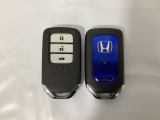 スマートキーを装備しています。鍵を差し込むことなくドアロックの開け閉めと、スタートボタン操作でのエンジンスタートができます。ボタン操作でトランクが開けられるトランクオープナーもついています。