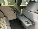 シートバックテーブル付きです。