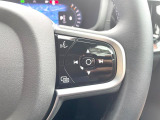 【ステアリングスイッチ】運転中、前方から目線をそらさずにオーディオ等の操作ができるよう、適切に配置されたスイッチ類。安心&快適なドライブを演出してくれる便利な機能です。