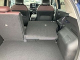 セカンドシートを倒せば大きな荷物も楽々です!