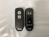 スマートキーを装備しています。鍵を差し込むことなくドアロックの開け閉めと、スタートボタン操作でのエンジンスタートができます。スペアキーも同じものを用意しております。