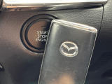 【アドバンストキー】カバンやポケットに入れたままでもドアの施錠・解錠が可能なスマートキーを装備。エンジンのオン・オフ時もカギを取り出す必要が無いからとっても便利です♪