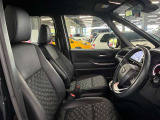 運転席の画像です。足元やシートまわりに余裕があり、リラックスした姿勢で運転が可能です。視界も良好で操作系へのアクセスもしやすく、快適で安心感のあるドライブをサポートします。