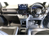 ドライバーを包み込むように、ディスプレーやスイッチ、コンソールを配置。座った瞬間から運転への期待が!空間そのものの心地よさにこだわっています。