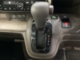 CVT車のセレクトレバーです。低速から高速まで、変速ショックのないスムーズな走りと、エンジン効率のよい領域を維持して燃費にも貢献します。サイドブレーキはスイッチ操作の電子制御パーキングブレーキです。