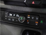 【オートエアコン】温度を設定すれば自動で快適な車内温度を保ちます。エアコン内部の高性能脱臭フィルターで車内のアレルゲンや花粉を除去。