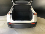 トランクスペースも通常で十分な広さがございます。