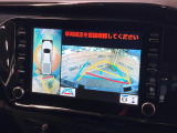 【マルチテレインモニター】車のフロントやサイドのカメラ画像を同時にモニター表示することで、悪路や狭い道を走行時でも周囲の状況確認ができ安心!本格SUVにうれしい装備です♪