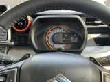シンプルなデザインで見やすい大型メーター