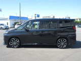 車両の乗降りがしやすい低いステップで、アシストグリップも持ちやすい位置に!