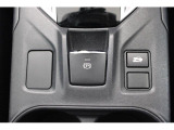 電動パーキングブレーキを採用しております。発進時はシートベルトをした状態でアクセルを踏むだけで解除できます。