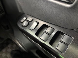 【電動格納ミラー】サイドミラーは電動格納式となっており、狭い駐車場でもキズがつくリスクを抑えられます。