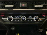 オートエアコンは左右席で独立温度コントロールが可能です。運転席はキンキンに冷やして助手席はマイルドにと言った設定が可能です☆暑さ寒さでケンカすることもなくなりますね♪
