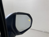 【ブラインドスポットモニター】隣の車線を走る車両をレーダーで検知し、ドライバーでは見えない四角に存在する車両を検知するとドアミラーに搭載されたインジケータが点灯します