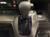 CVT車のセレクトレバーです。低速から高速まで、変速ショックのないスムーズな走りを実現するとともに、エンジン効率のよい領域を維持することで燃費にも貢献します。