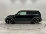 MINIのアイコンともいえる丸型ヘッドライト。クラシカルな雰囲気を残しながら、ひと目でMINIと分かる個性あふれるデザインです。