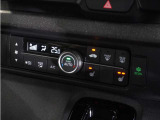 【オートエアコン】温度を設定すれば自動で快適な車内温度を保ちます。エアコン内部の高性能脱臭フィルターで車内のアレルゲンや花粉を除去。